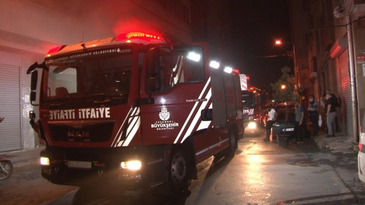 Kağıthane’de bir binanın bodrum katında bulunan marangoz atölyesinde yangın paniği
