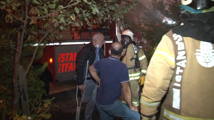 Kağıthane’de bir binanın bodrum katında bulunan marangoz atölyesinde yangın paniği