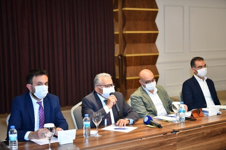 Büyükkılıç, "Erciyes Zirvesi"nde yatırımcıları uyardı