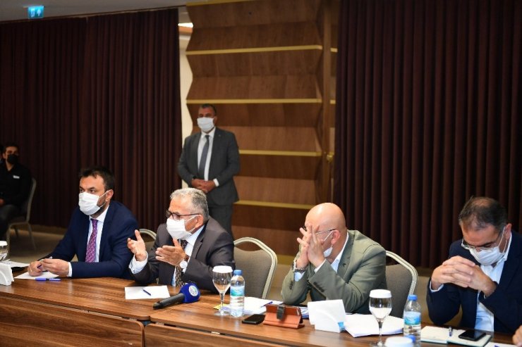 Büyükkılıç, "Erciyes Zirvesi"nde yatırımcıları uyardı