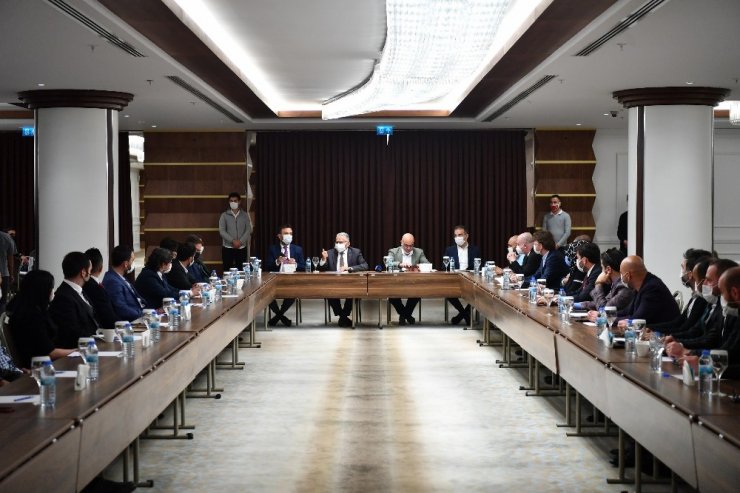 Büyükkılıç, "Erciyes Zirvesi"nde yatırımcıları uyardı