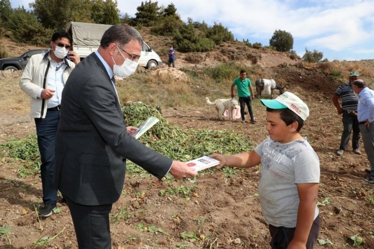 Çiftçi ile gönül bağı kuran Vali Balcı pancar çiftçisi ile buluştu