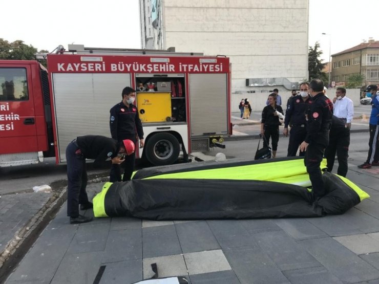 İş merkezinin terasına çıkan adam ikna edildi
