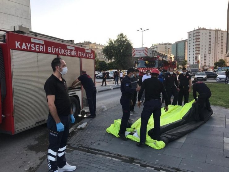 İş merkezinin terasına çıkan adam ikna edildi