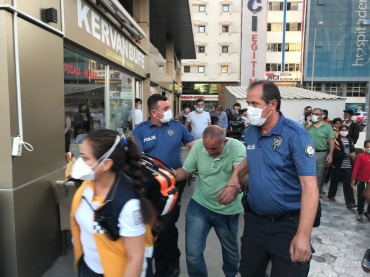 İş merkezinin terasına çıkan adam ikna edildi