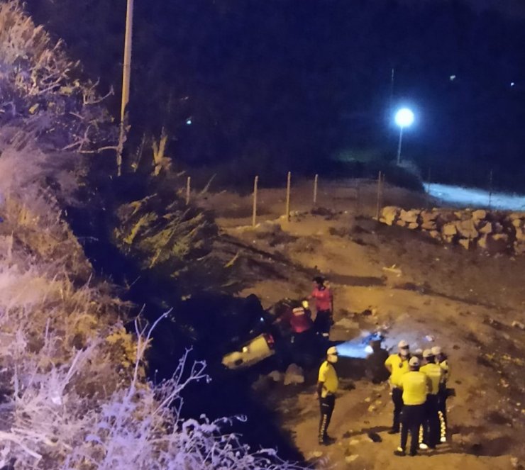 Erdemli’de kamyonet sahile uçtu: 1 ölü, 4 yaralı