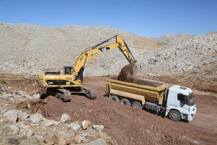 Erdemli’de yol bakım çalışmaları sürüyor
