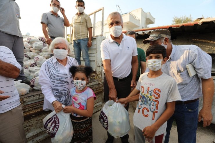 Salgın günlerinde Mezitlili vatandaşlara vitamin desteği