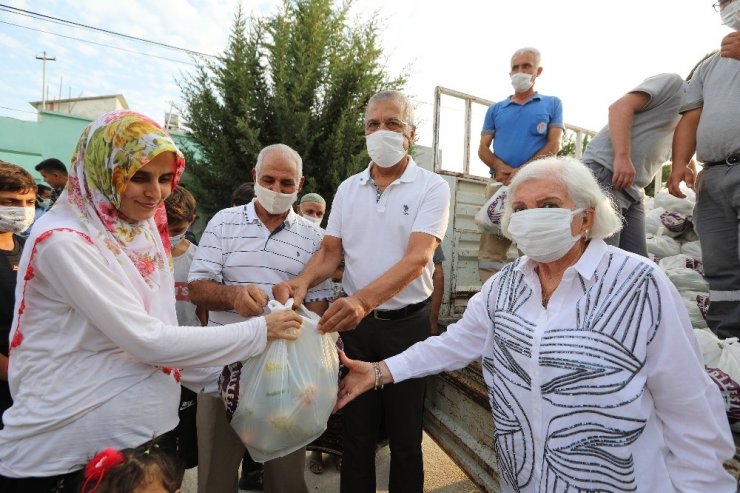 Salgın günlerinde Mezitlili vatandaşlara vitamin desteği