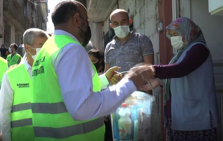 Gaziantep’te evinin önünü temizleyenlere ‘temizlik seti’ hediye