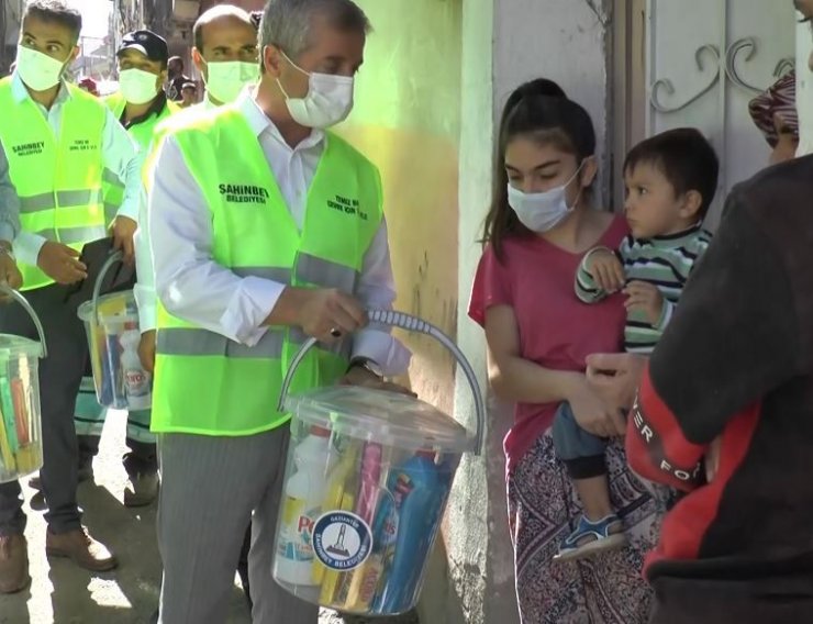 Gaziantep’te evinin önünü temizleyenlere ‘temizlik seti’ hediye
