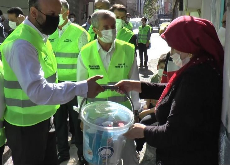 Gaziantep’te evinin önünü temizleyenlere ‘temizlik seti’ hediye