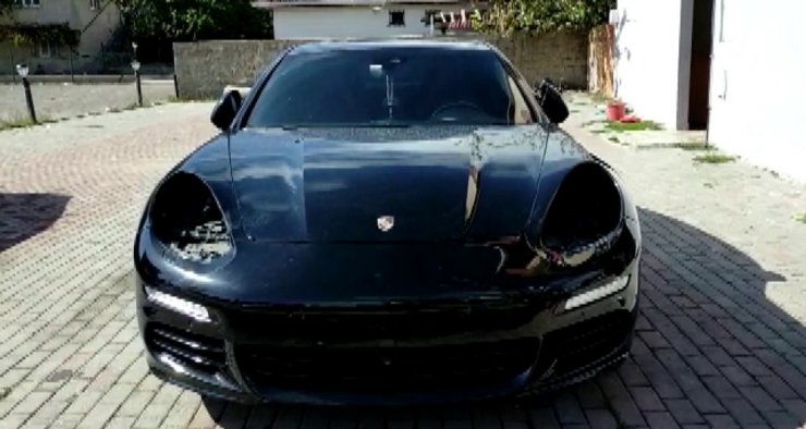 Sultanbeyli’de lüks otomobilin farları çalınması kamerada
