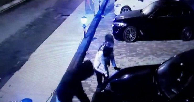 Sultanbeyli’de lüks otomobilin farları çalınması kamerada