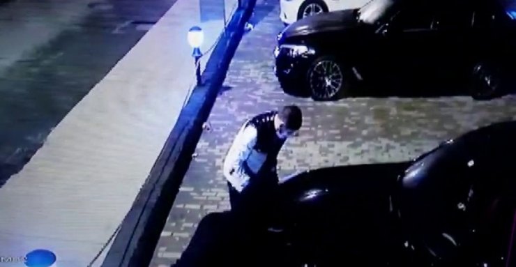 Sultanbeyli’de lüks otomobilin farları çalınması kamerada