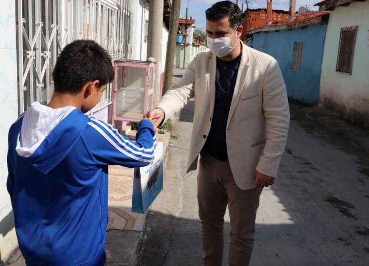 Turgutlu’da öğrencilere tabletleri ulaştırılıyor