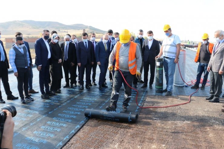 Ulaştırma ve Altyapı Bakanı Karaismailoğlu, Ankara-Kahramankazan yolu üzerinde yapılan çalışmaları yerinde inceledi