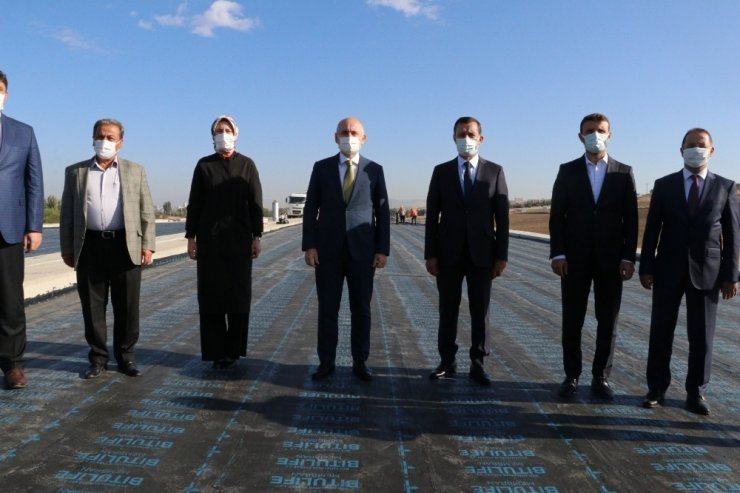 Ulaştırma ve Altyapı Bakanı Karaismailoğlu, Ankara-Kahramankazan yolu üzerinde yapılan çalışmaları yerinde inceledi