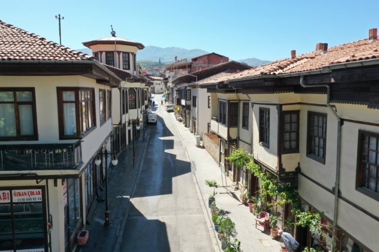 Yeşilyurt’ta ki ‘cephe sağlıklaştırma’ projeleri esnaf ve vatandaşların beğenisini topladı