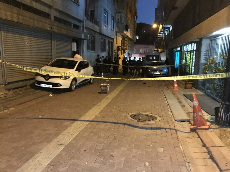 Zeytinburnu’nda iki aile arasındaki kavga kanlı bitti: 2 yaralı