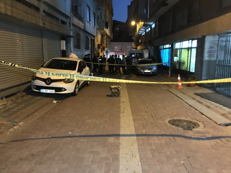 Zeytinburnu’nda iki aile arasındaki kavga kanlı bitti: 2 yaralı