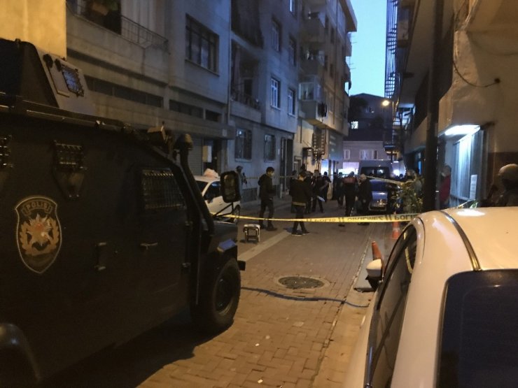 Zeytinburnu’nda iki aile arasındaki kavga kanlı bitti: 2 yaralı