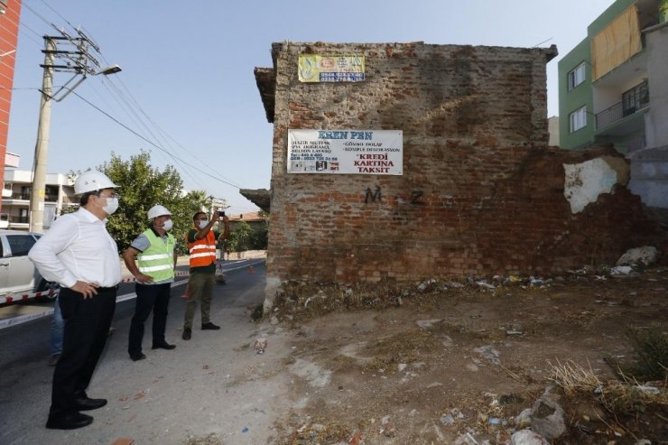 Konak’ta metruk binalar bir bir yıkılıyor
