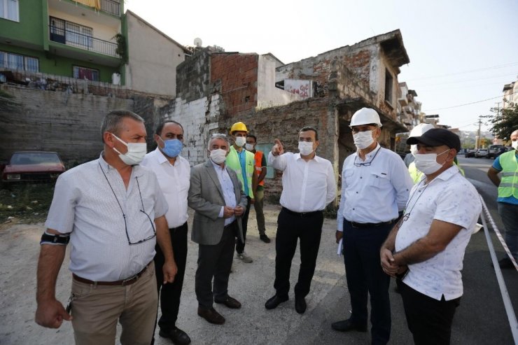 Konak’ta metruk binalar bir bir yıkılıyor