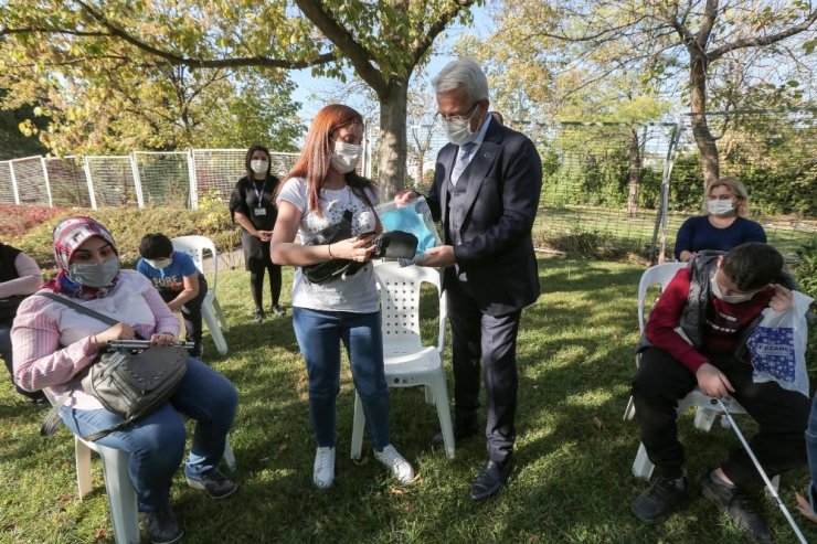 Başkan Erdem görme engellileri unutmadı