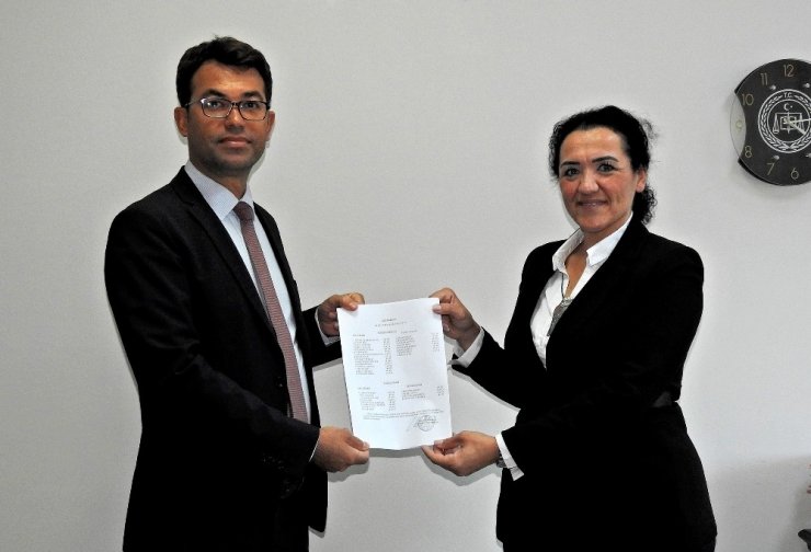 Çeşme AK Parti’de yeni yönetim mazbatasını aldı