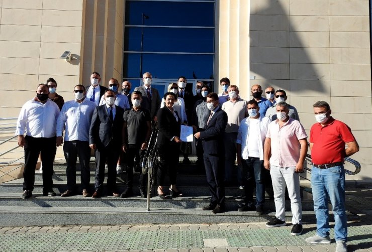 Çeşme AK Parti’de yeni yönetim mazbatasını aldı