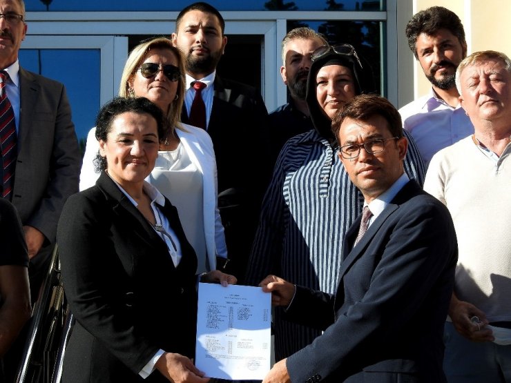 Çeşme AK Parti’de yeni yönetim mazbatasını aldı