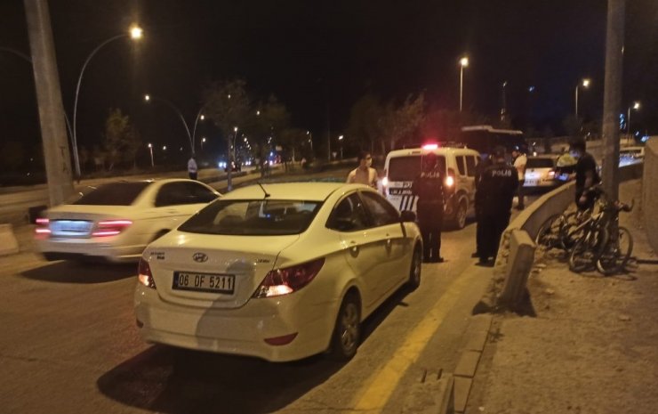 Başkent’te bir otomobil, bisikletli gence çarptı