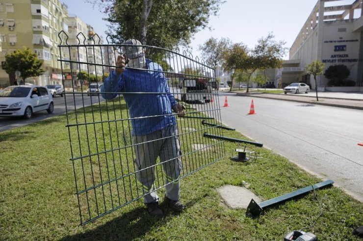 Yaya ölümlerinin yaşandığı caddede tel çit çalışması