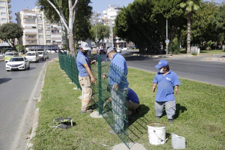Yaya ölümlerinin yaşandığı caddede tel çit çalışması