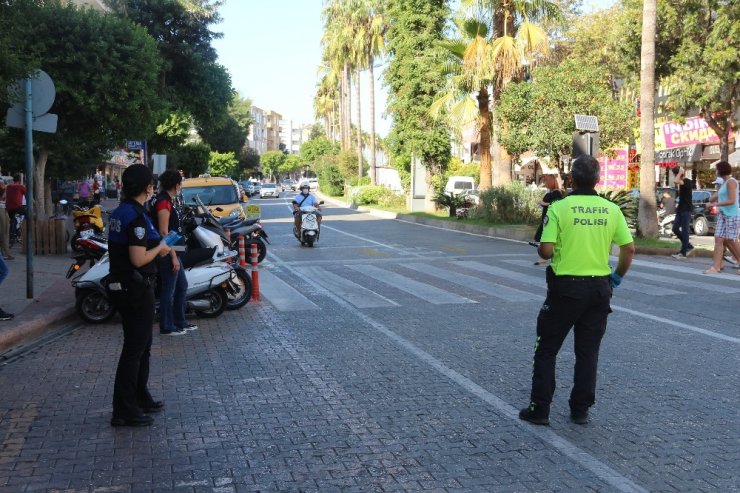 Alanya’da motosiklet sürücülerine yönelik denetim
