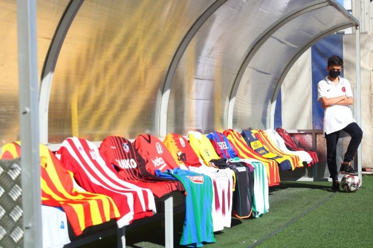 Bağcılarlı Emirhan’dan Süper Lig formalarıyla maske ve mesafe mesajı