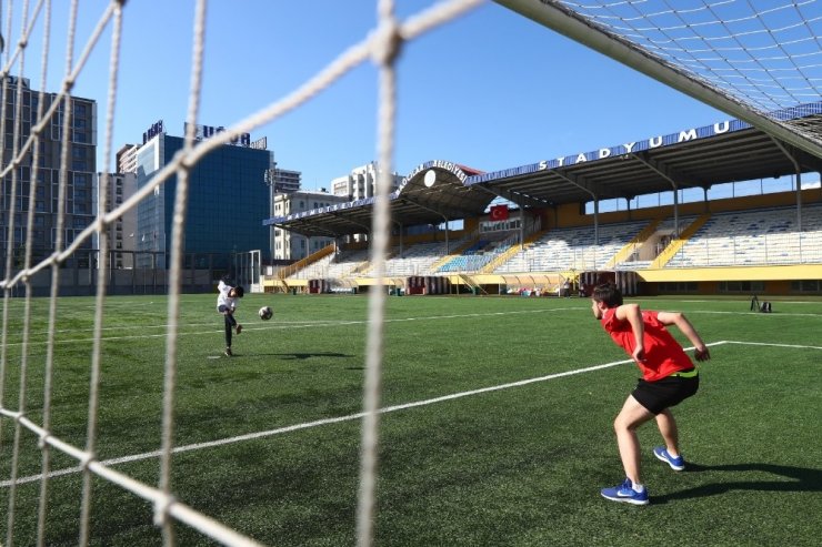 Bağcılarlı Emirhan’dan Süper Lig formalarıyla maske ve mesafe mesajı