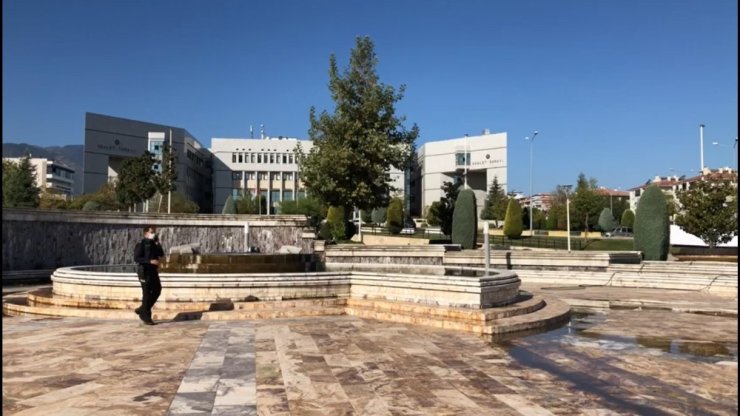 Tartıştıkları genci bacağından bıçakladıktan sonra kaçtılar
