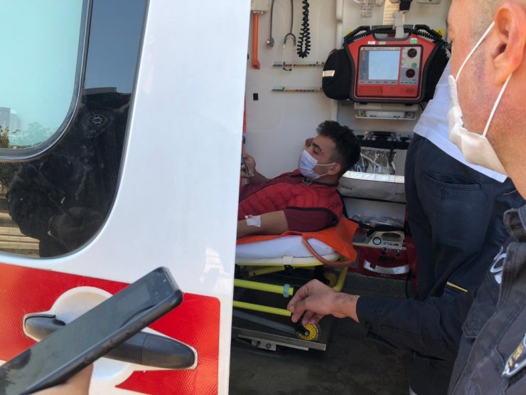 Tartıştıkları genci bacağından bıçakladıktan sonra kaçtılar