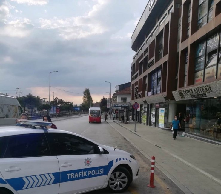 Otobüs duraklarına park eden sürücüler yandı