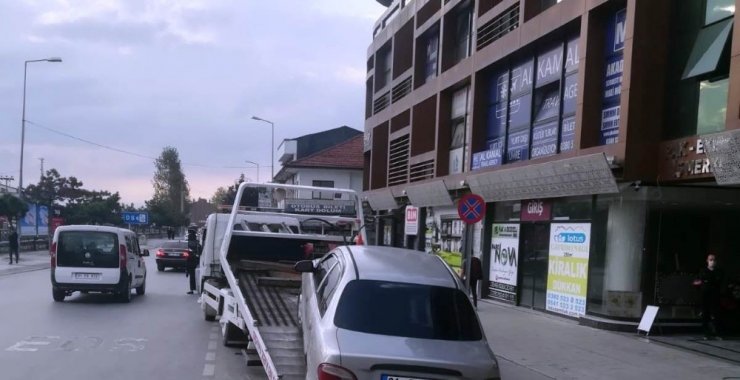 Otobüs duraklarına park eden sürücüler yandı
