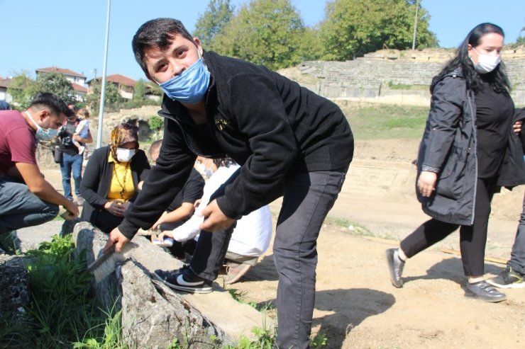 Kusursuz kafe çalışanları Antik kentte kazı çalışmasına katıldı