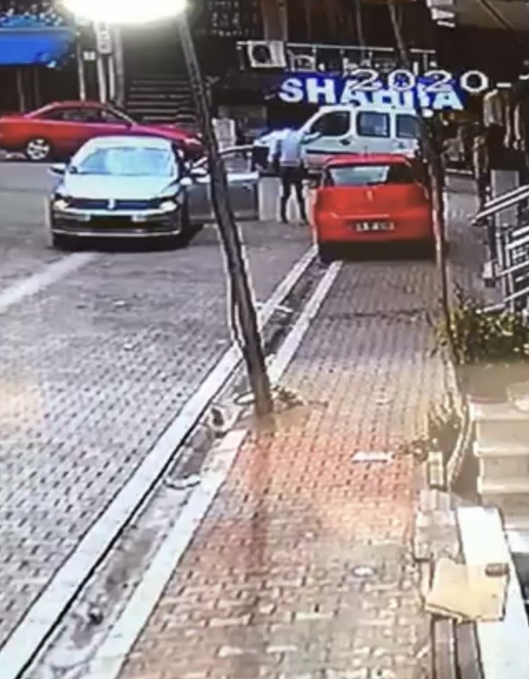 Araçtan inen saldırgan kurşun yağdırdı