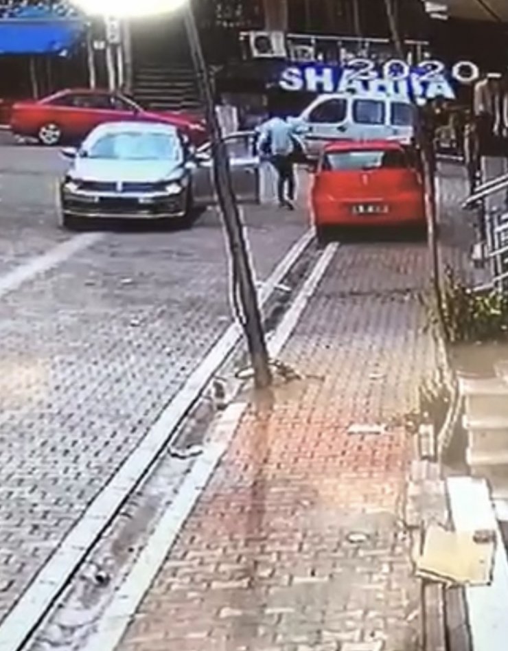 Araçtan inen saldırgan kurşun yağdırdı