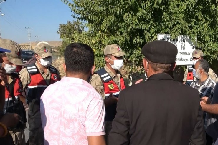 Eylem yapan mahalleli yolu kapattı
