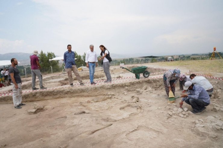 Dokumacılıkta kullanılan 8 bin 600 yıl öncesine ait kemik iğne ve ağırşaklar bulundu