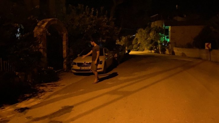 Evin önünden yapılan motosiklet hırsızlığı kameraya yansıdı