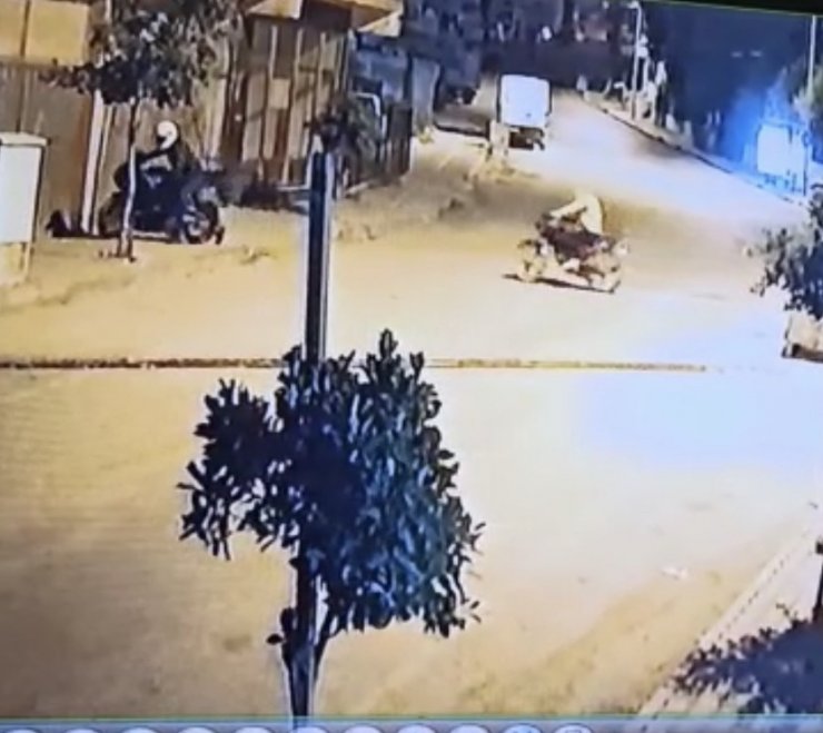 Evin önünden yapılan motosiklet hırsızlığı kameraya yansıdı