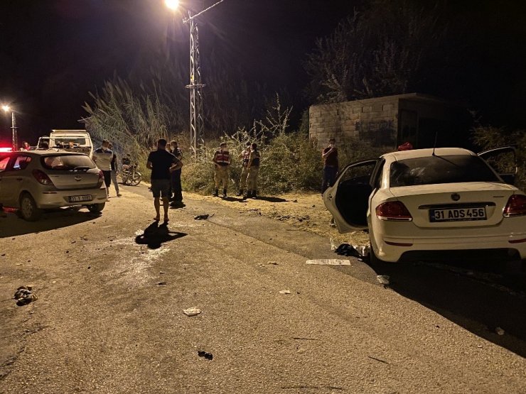 Hatay’da otomobiller kafa kafaya çarpıştı: 5 yaralı